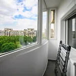 Charming Retreat - Cozy 2br Near Center Apartment