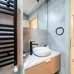 Charming Retreat - Cozy 2br Near Center Apartment *
