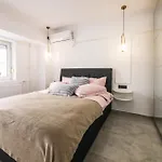 Apartment Charming Retreat - Cozy 2br Near Center *