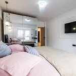 Charming Retreat - Cozy 2br Near Center Apartment *