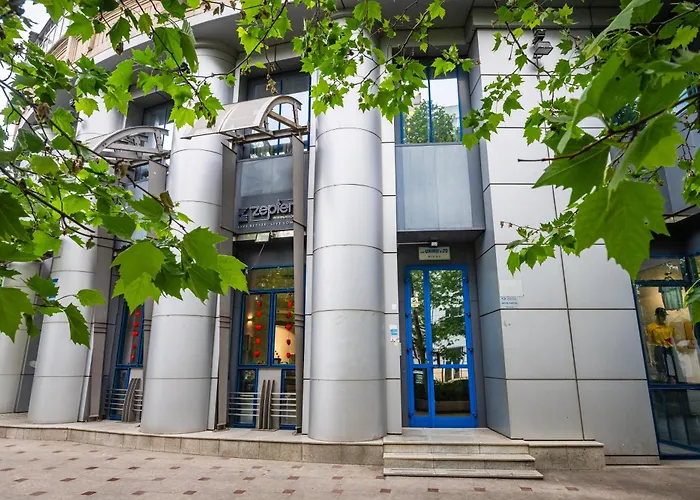 Charming Retreat - Cozy 2br Near Center